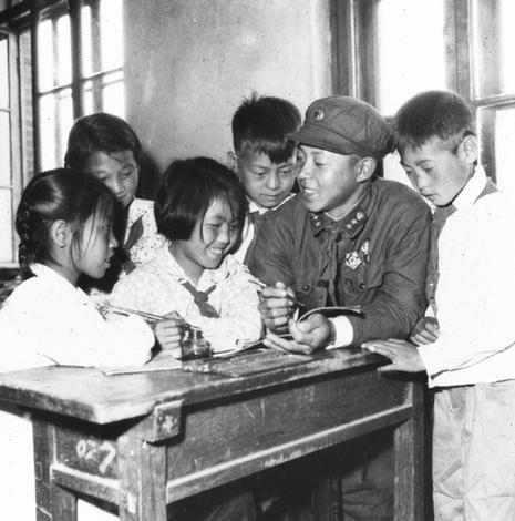 雷鋒輔導(dǎo)孩子做功課.jpg