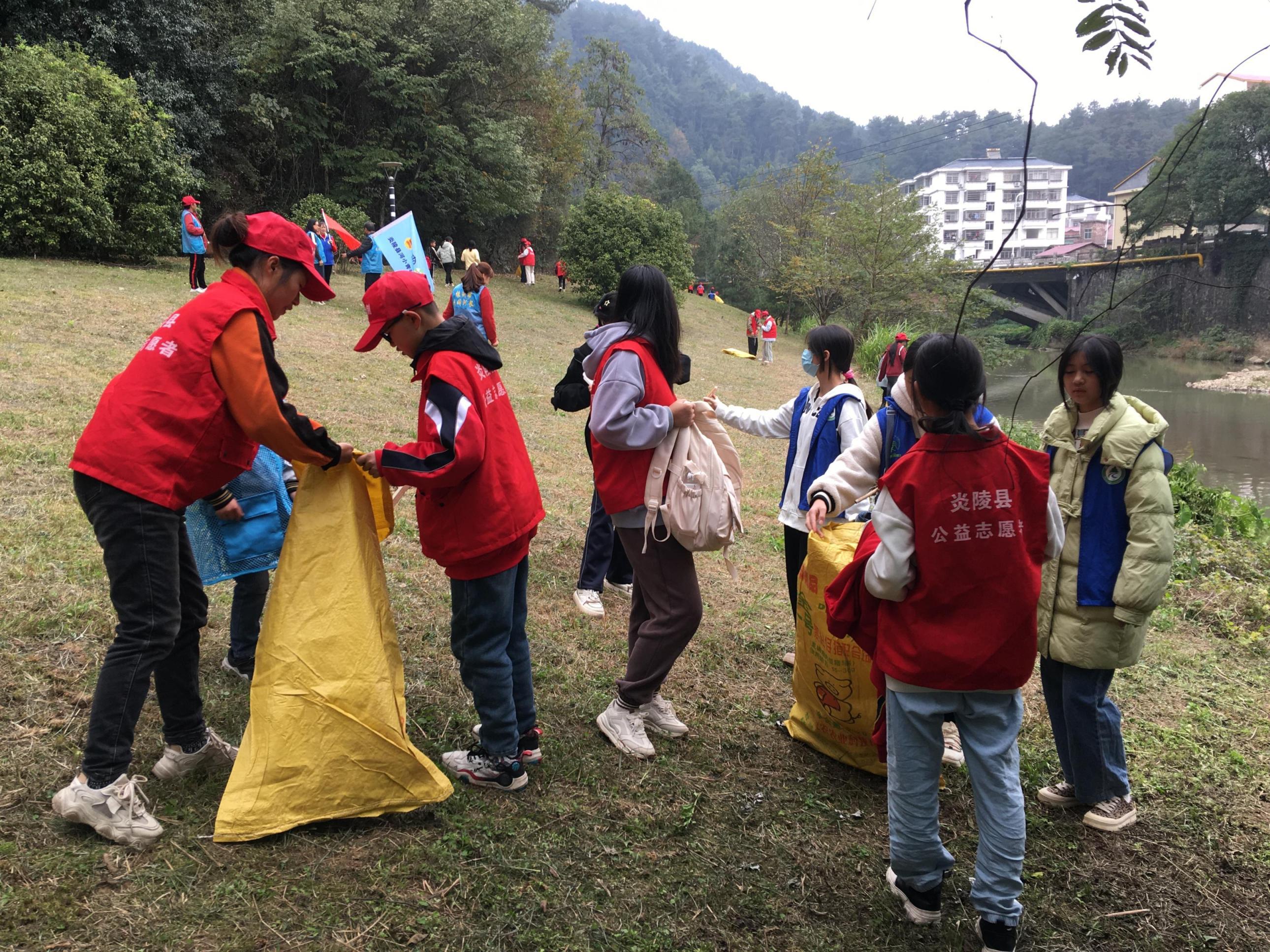 11.27“炎陵河小青·奮進(jìn)新征程”的凈灘宣傳活動(dòng)1.jpg