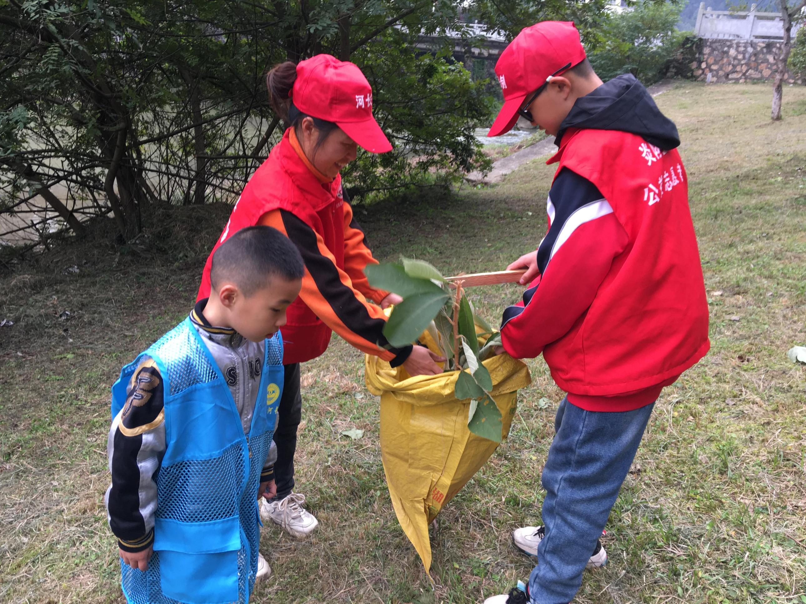 11.27“炎陵河小青·奮進(jìn)新征程”的凈灘宣傳活動(dòng)2.jpg