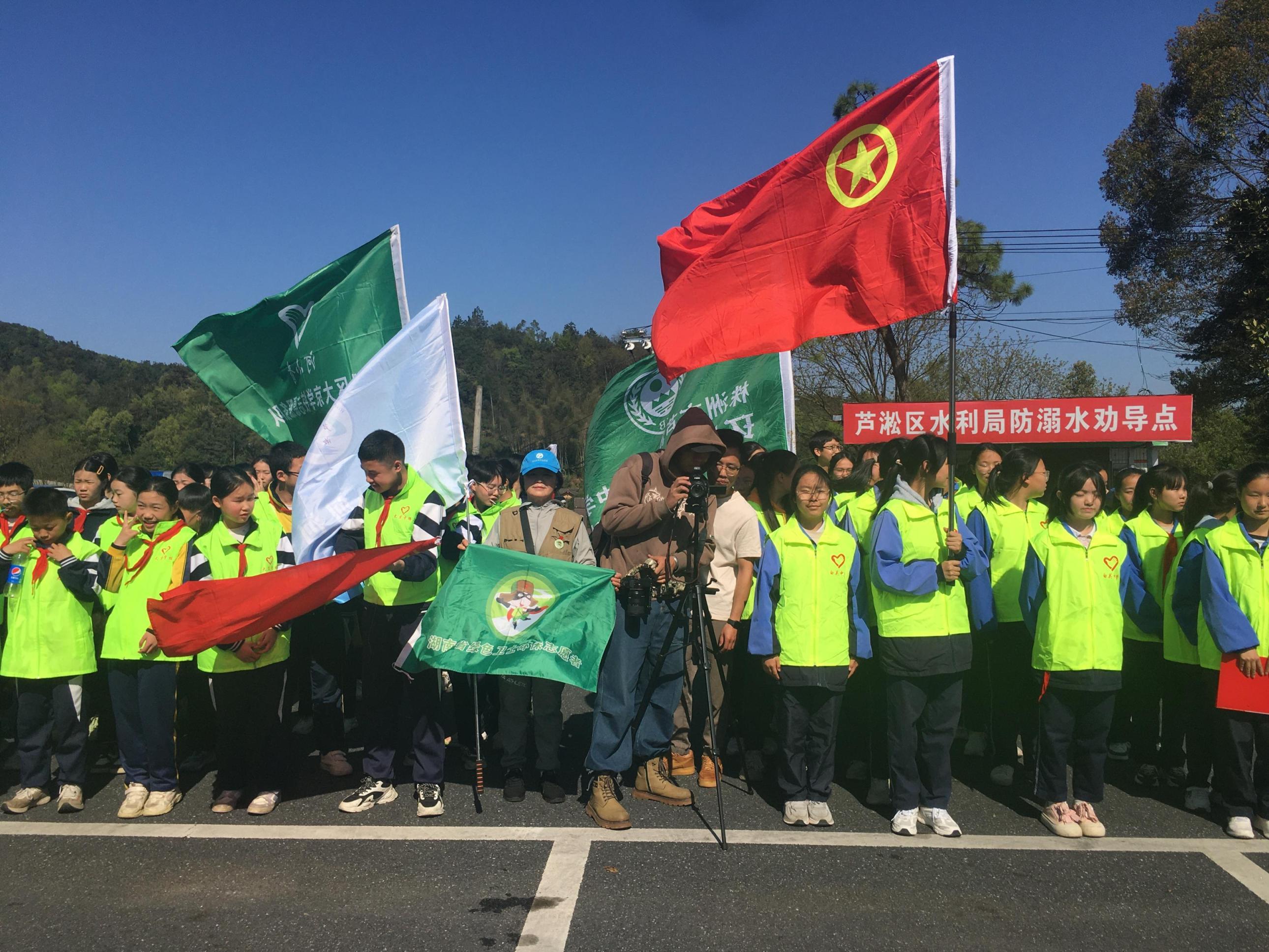 4.1株洲大隊(duì)參與蘆淞區(qū)放魚2.jpg