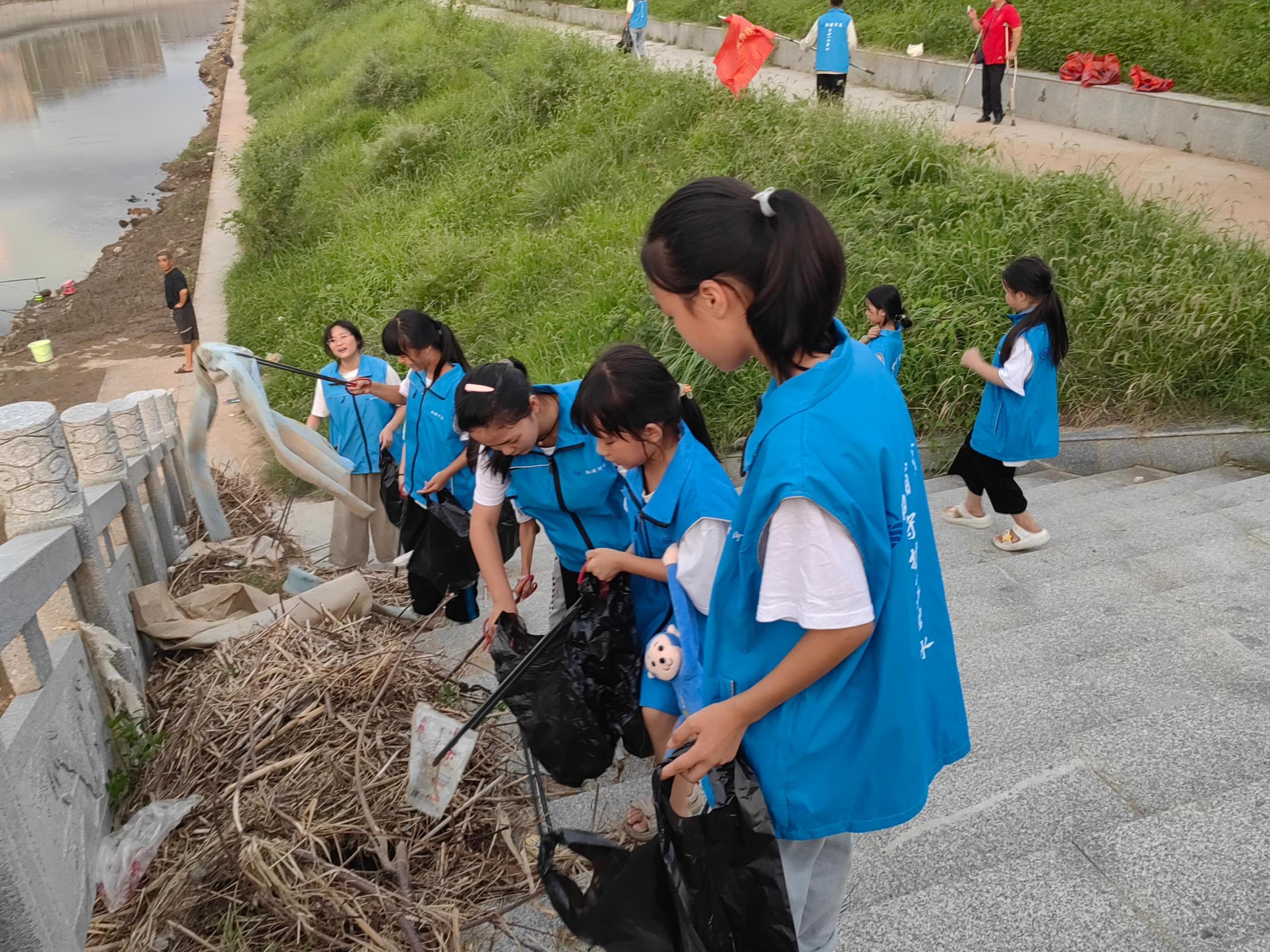 8.28溆浦青春護河1.jpg