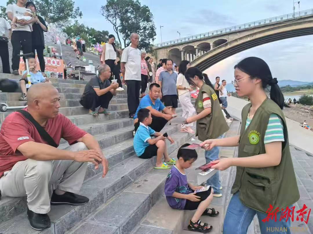 8.8祁陽市志愿者筑防溺水5.jpg